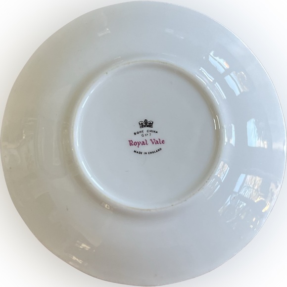 ROYAL VALE Bone China TEACUP & SAUCER. Patt No. 8610. Made in England. - Picture 4 of 7